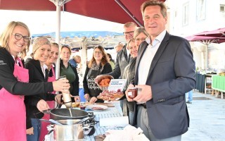 Marmeladenverkostung am Wochenmarkt