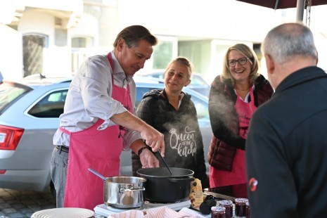 Marmeladenverkostung am Wochenmarkt