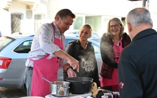 Marmeladenverkostung am Wochenmarkt