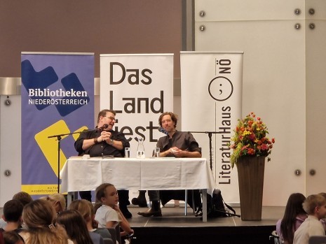 Christoph Mauz und Lorenz Langenegger begeisterten rund 180 Kinder mit Geschichten, Humor und der Welt der Bücher.