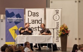 Christoph Mauz und Lorenz Langenegger begeisterten rund 180 Kinder mit Geschichten, Humor und der Welt der Bücher.