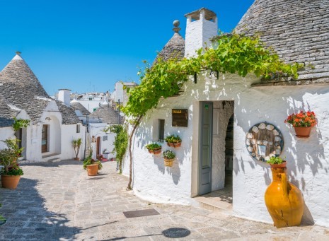 Italien_Apulien_Alberobello_stock.adobe.com_e55evu_170126741