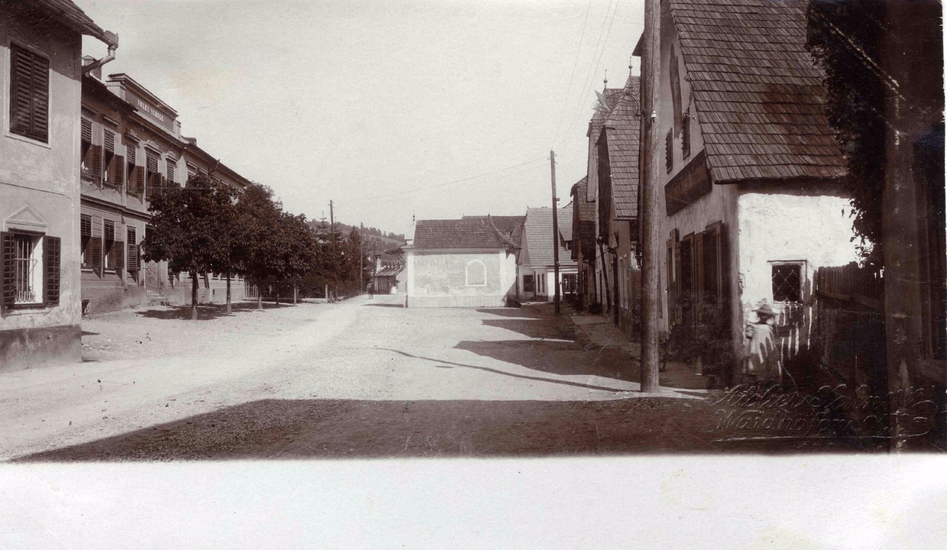 04 Zeller Hauptplatz mit Volksschule.jpg